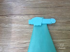 将裱花袋底端，用夹子固定。