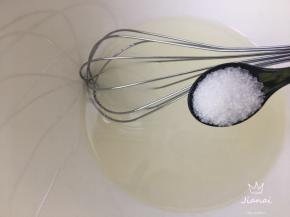 加入海盐，用手动蛋抽搅拌至糖溶化。