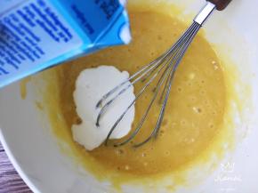 淡奶油与面粉交叉分成三次加入面糊中，且每次都要完全搅拌均匀。