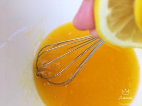 挤入柠檬汁，继续搅拌均匀，柠檬汁可以有效去除蛋腥气，还能增加果香。