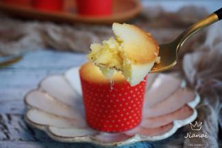 这道榴莲玛芬是榴莲控们的福音，刚出炉的玛芬，酥酥的表层，夹着香浓顺滑的榴莲酱，早餐搭配牛奶、酸奶、粥都相宜。