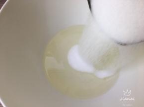 玉米油加入细砂糖。