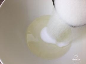 玉米油加入细砂糖。