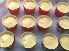 再注入玛芬面糊至模具八分满，烤箱提前180度预热。