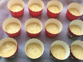 烤盘铺一层烘焙纸，放入玛芬模具，挤入三分之一高度的玛芬面糊。