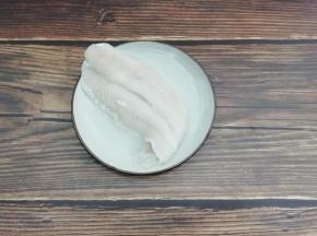 买回来的龙利鱼自然化开，然后洗干净