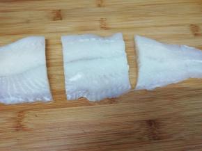 把龙利鱼切成三段