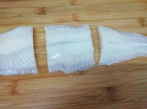 把龙利鱼切成三段