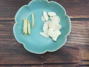 蒜切成片，姜切成小条