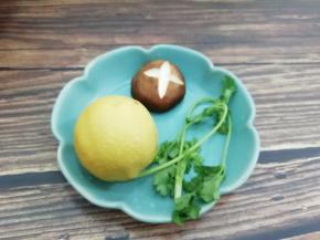 准备一个香菇，一根香菜和柠檬半个