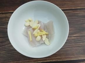 托龙利鱼放入碗中加入姜和蒜