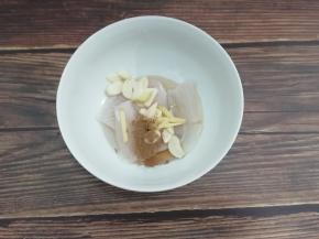 再加入柠檬汁和五香粉，抓均匀腌制30分钟