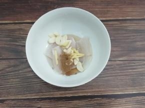 再加入柠檬汁和五香粉，抓均匀腌制30分钟