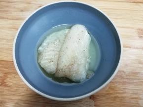 把腌制好的龙利鱼放入蛋清中，粘上蛋清