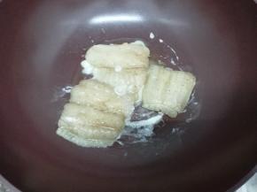 锅里放入适量的油，把沾有蛋清的龙利鱼放入锅中，煎到两面金黄即可取出