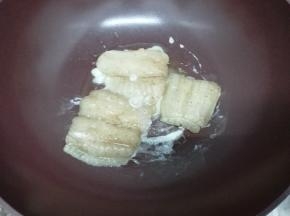 锅里放入适量的油，把沾有蛋清的龙利鱼放入锅中，煎到两面金黄即可取出