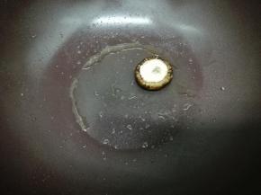 香菇也放入锅中，稍微煎一下