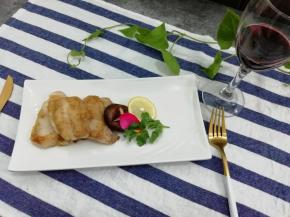 然后把龙利鱼摆在盘子中，香菇，香菜和柠檬片也白