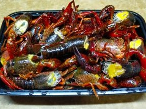 小龙虾捏着虾尾中间那片一拧一扯就可以将虾线轻松扯出；用剪刀剪去虾头三分一处，当然喜欢完整的也可以不用剪；用牙刷洗擦干净虾身