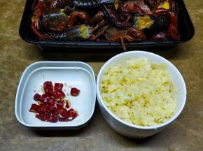 蒜三头压成蒜蓉；小米辣切粒