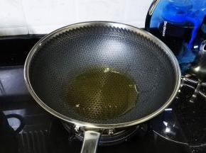 锅里放入多一点的油
