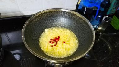 倒入蒜蓉和辣椒粒