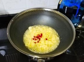 倒入蒜蓉和辣椒粒