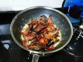 倒入小龙虾放入4勺糖