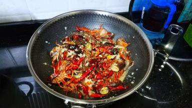 翻炒小龙虾至变色
