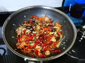 翻炒小龙虾至变色