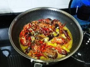 倒入两包糟卤汁、泡椒