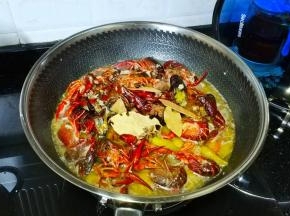 放入3片桂叶、2个草果、3粒八角、1块桂皮