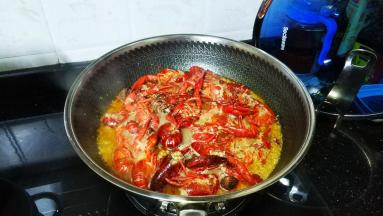 开盖试试蒜汁味道然后再调整，不够咸再放少许盐，调整到适合自己的就可以上台啦