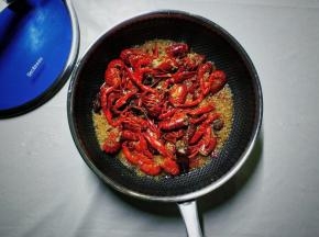  精心熬制蒜香调料，口味鲜香回味，蒜香浓郁，口齿生香萦绕梁 