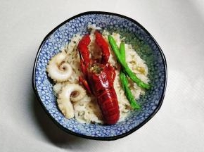 用蒜汁拌饭真的太香啦，三两下就扒光了
