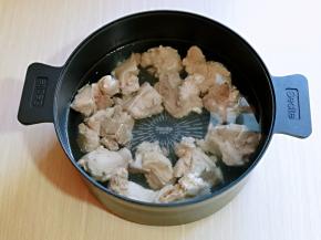 汤锅中加入纯净水，加入焯水的排骨。(水量一次性加够，中途不要加水哈，那样烧出来的汤味道不好呦～)
