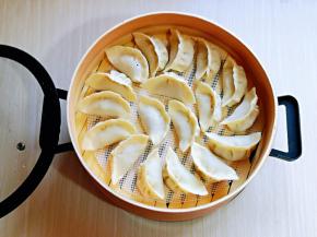 依次包好，放入蒸笼中并间隔距离。