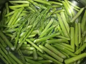 芦笋剪段泡洗干净