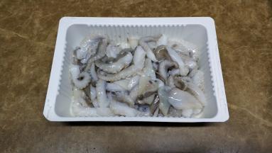 八爪章鱼切片，用1勺料酒、3g糖、3g盐腌20分钟，腌好倒掉多出的汁水