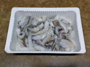 八爪章鱼切片，用1勺料酒、3g糖、3g盐腌20分钟，腌好倒掉多出的汁水