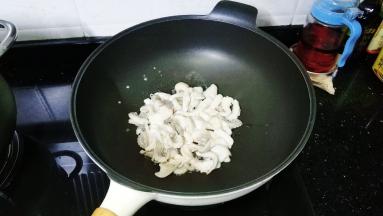 锅里热油放入腌好的八爪章鱼