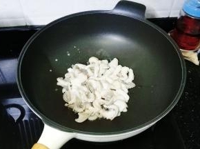 锅里热油放入腌好的八爪章鱼