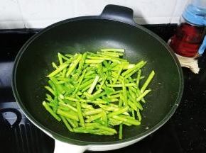 锅里热油放入芦笋段炒至七成熟