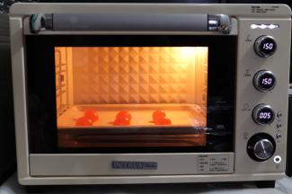 烤箱160度预热，新鲜咸蛋黄喷高度白酒，放在垫了油纸的烤盘，上下火烤6分钟，蛋黄表面有小气泡就可以了，放凉备用。（真空咸蛋黄需泡油一夜，再喷高度白酒，烤6分钟）