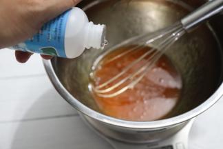 把转化糖浆、枧水、花生油直接装在打蛋盆内称量好，用蛋抽轻轻的搅拌至乳化