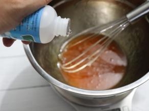 把转化糖浆、枧水、花生油直接装在打蛋盆内称量好，用蛋抽轻轻的搅拌至乳化