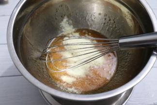 加入奶粉，轻轻的搅拌均匀。