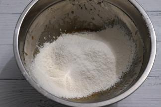 加入过筛后的低粉。