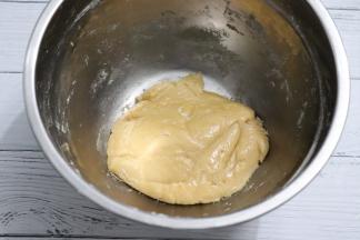 切拌均匀。用保鲜膜包好，冷藏2-4小时。预热烤箱200度。