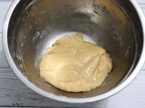 切拌均匀。用保鲜膜包好，冷藏2-4小时。预热烤箱200度。